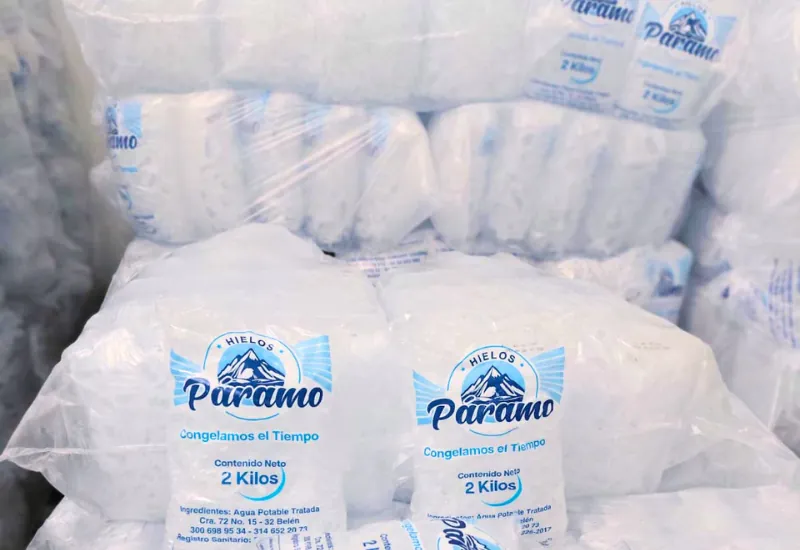 Bolsas de hielo de 2 kilos apiladas